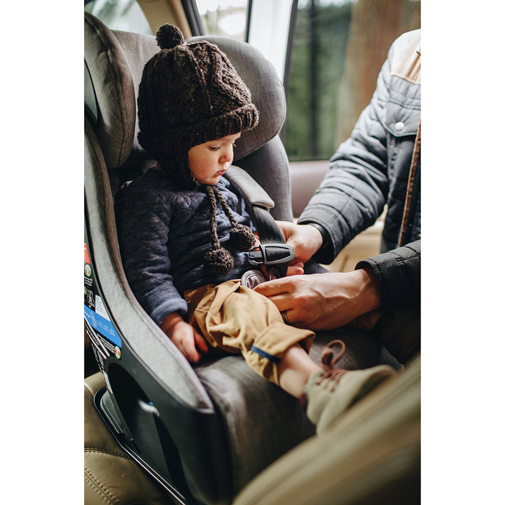 Buckling Child into Clek Fllo best convertible car seat