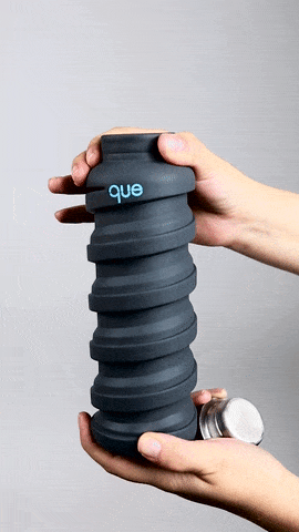 lifestyle_1, que Factory Lightweight Reusable Collapsible Silicone Water Bottle in action 