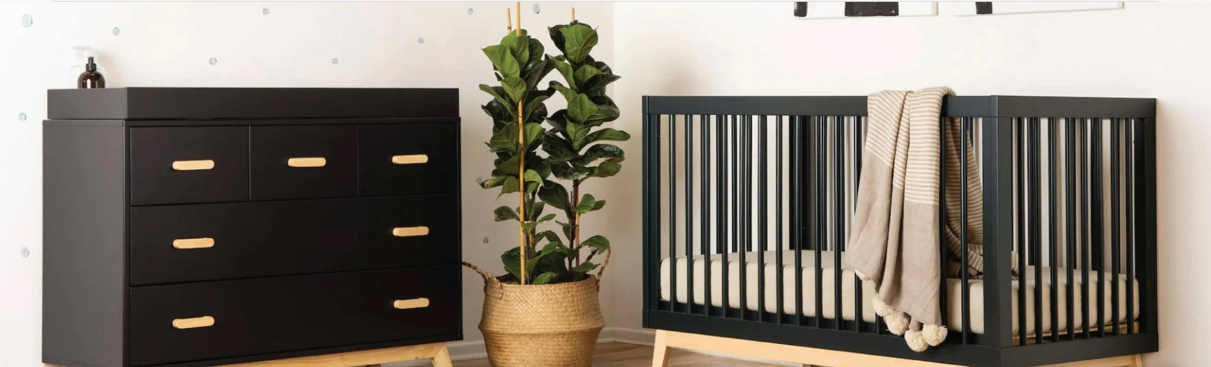 Dadada Baby Crib and Dresser in black