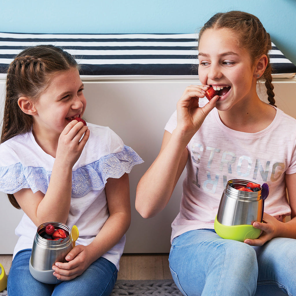 two girls eating from insulated food jar and food jar mini 