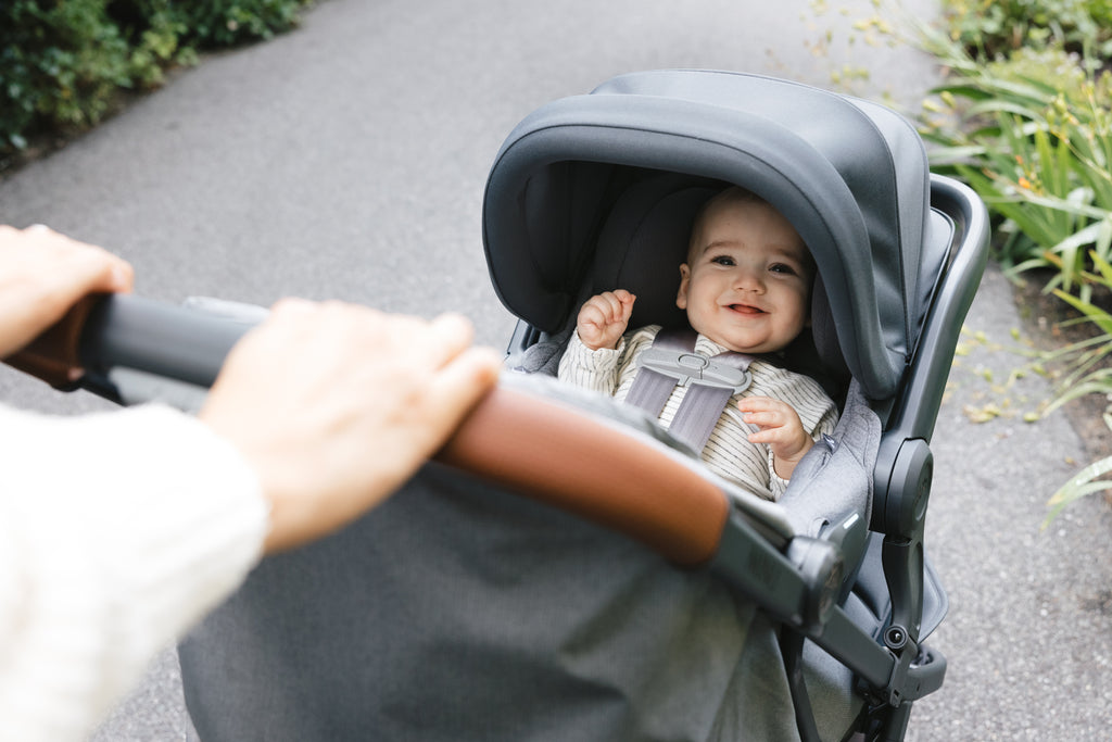 Lightweight stroller UPPAbaby Minu V3 Greyson, easy-fold design, perfect for city life.