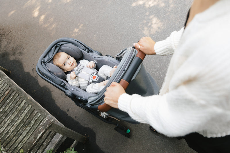 Toddler stroller UPPAbaby Minu V3 Greyson, adjustable harness and durable wheels.