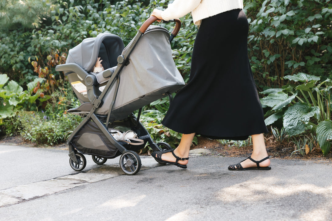 Stroll effortlessly with UPPAbaby Minu V3 Greyson, lightweight and ultra-portable.