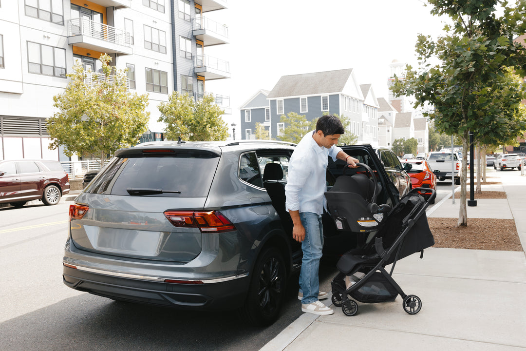 Umbrella stroller UPPAbaby Minu V3 Jake, ergonomic handle for effortless pushing and control.