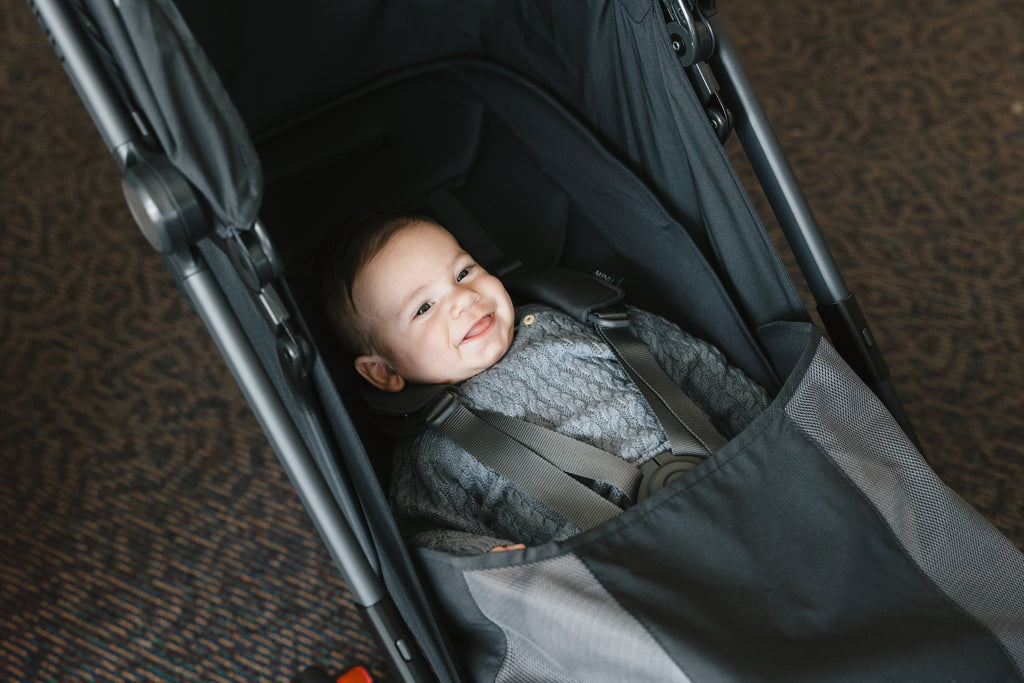 UPPAbaby Minu V3 Jake in an airport setting Ð the best stroller for smooth travel.