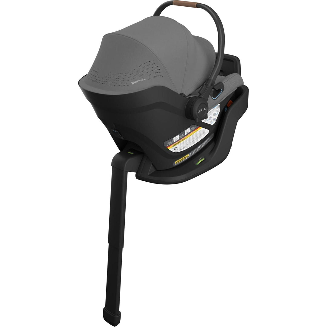 Sleek curves define the Uppababy Aria V2 in Greyson, a lightweight and comfortable car seat for babies.