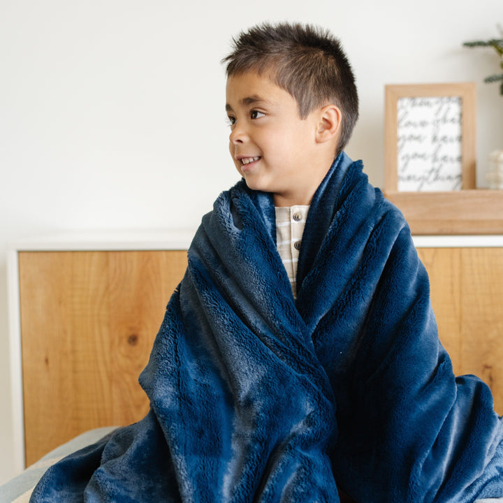 Saranoni Lush Toddler Blanket in Navy provides a soft touch, perfect as a baby boy blankets option.