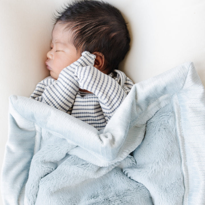 The Chambray Saranoni Lush Receiving Blanket is plush and cozy, ideal for newborn receiving blanket.