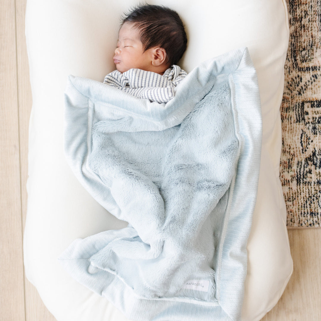 Saranoni Lush Mini Blanket Chambray is elegant, airy, refined Ñ absolutely worthy of best baby blankets ranking.