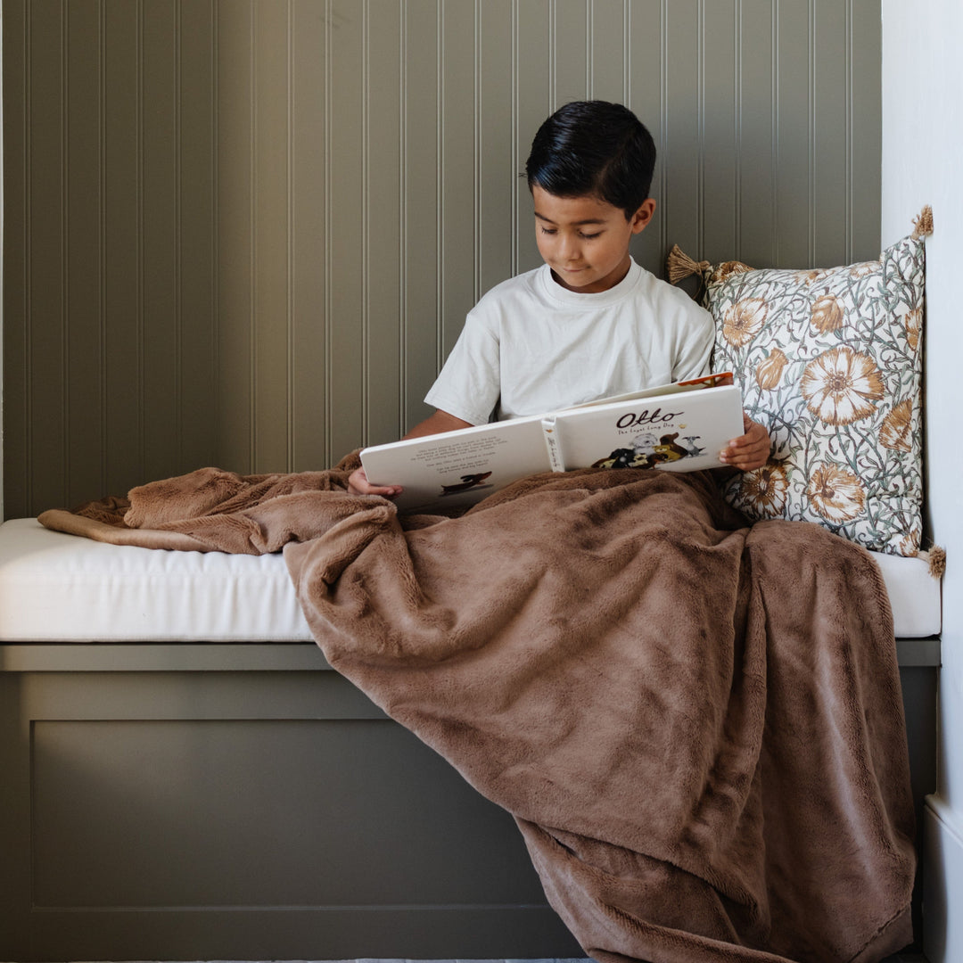 Saranoni Lush Toddler Blanket in Hazelnut creates a cozy environment, perfect as a baby blanket option.