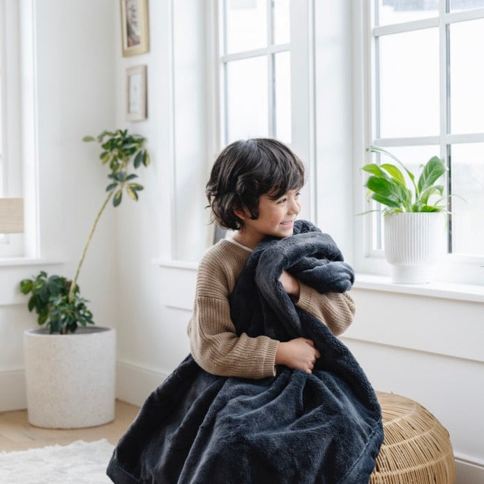 Experience dreamy comfort with the Saranoni Lush Toddler Blanket in Charcoal, ideal for baby blankets in every season.