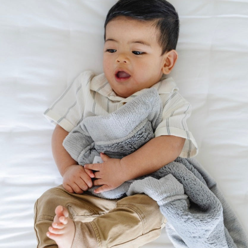 Parents choose the Saranoni Lush Mini Blanket in Gray because it is a Best baby blanket essential.