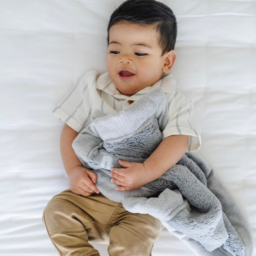 Gray elevates the premium plush handfeel of the Saranoni Lush Mini Blanket for Baby blankets needs.