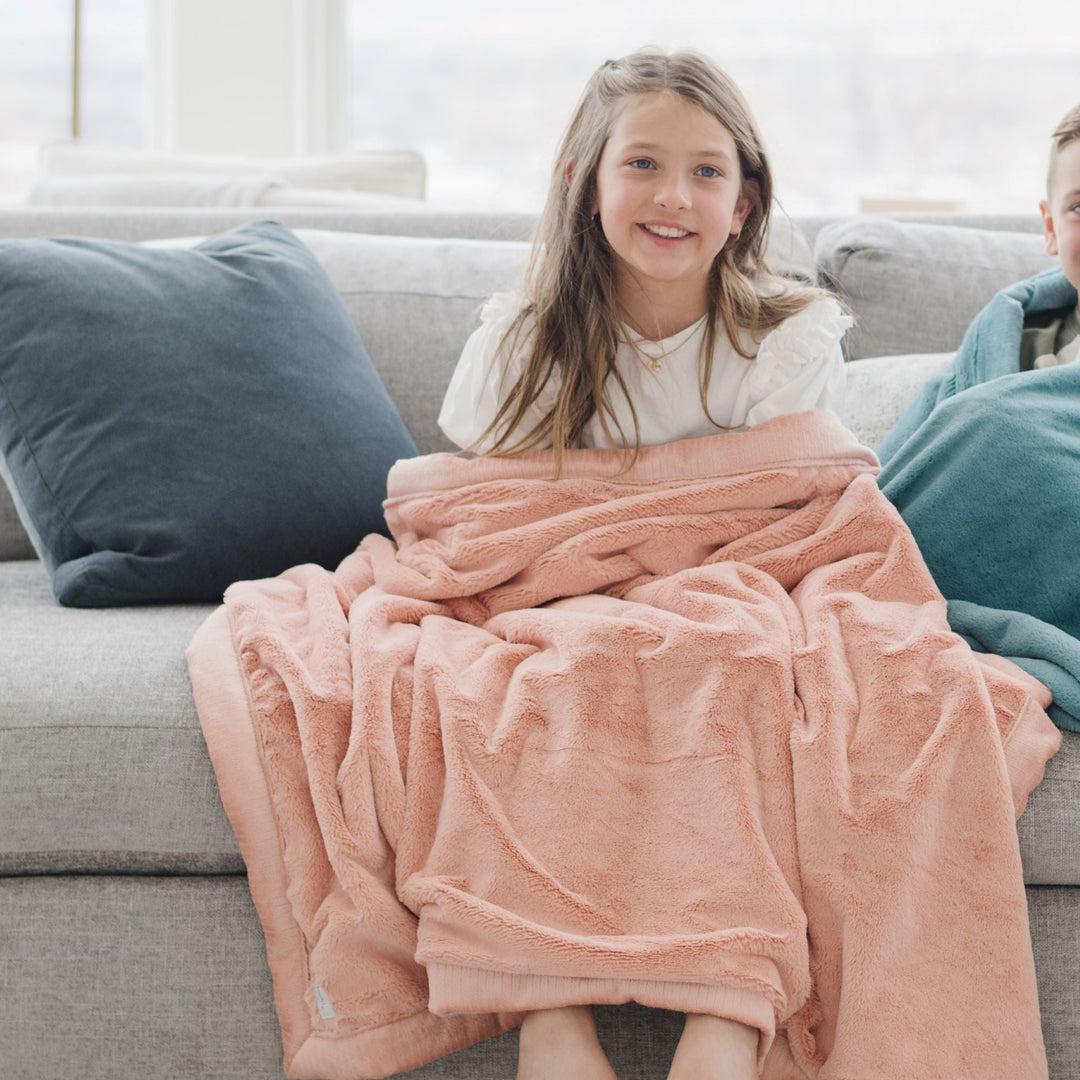 Add style and warmth with the Saranoni Lush Toddler Blanket in Blossom, a soft baby blanket for daily use.
