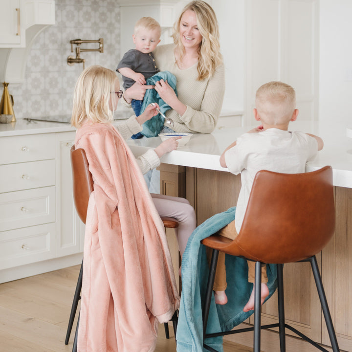 Keep your little one cozy with the Saranoni Lush Toddler Blanket in Blossom, a toddler blanket essential.