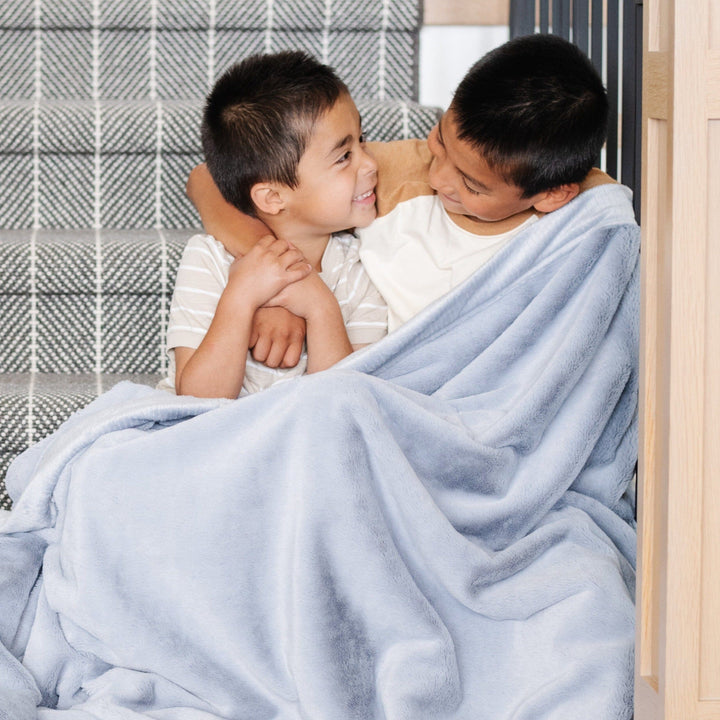 The Saranoni Lush Toddler Blanket in Storm Cloud makes bedtime feel plush and peaceful for the best toddler blanket experience.