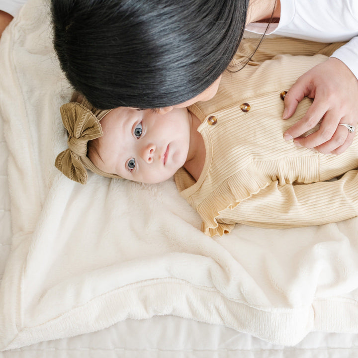 Keep newborns cozy with the Natural Saranoni Lush Receiving Blanket, ideal for gentle naps as soft baby blankets.