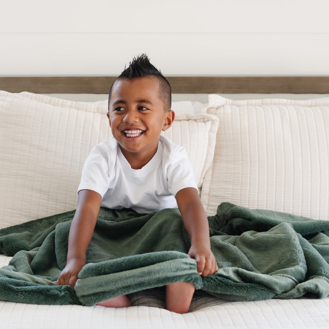 Saranoni Lush Toddler Blanket in Hunter creates a cozy space with its soft material, ideal as a baby blanket.