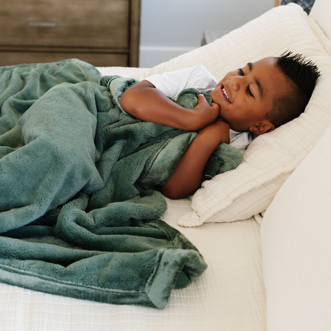 The Saranoni Lush Toddler Blanket in Hunter is a best toddler blanket for naptime or travel.