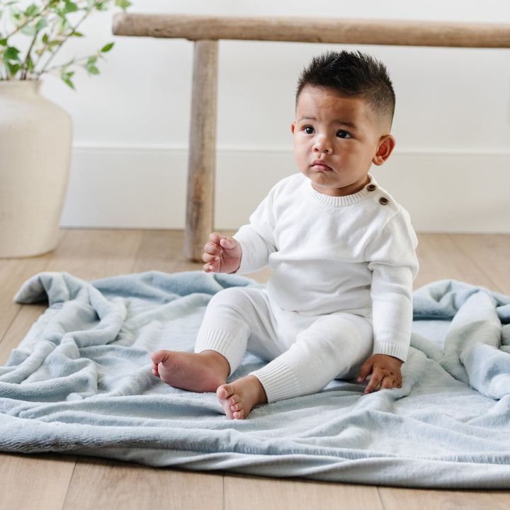 Add luxury and warmth with the Saranoni Lush Toddler Blanket in Chambray, perfect for soft baby blankets.