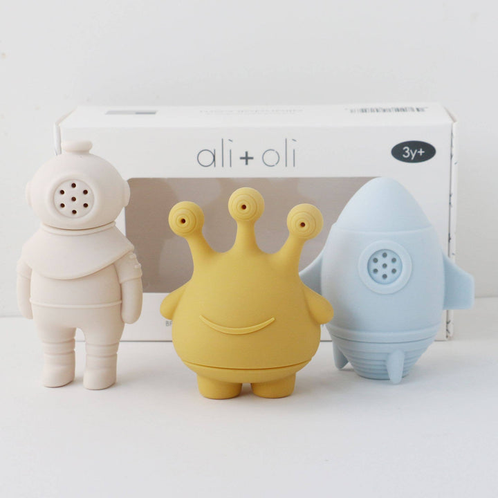 Ali+Oli Bath Toy Set in Space with packaging