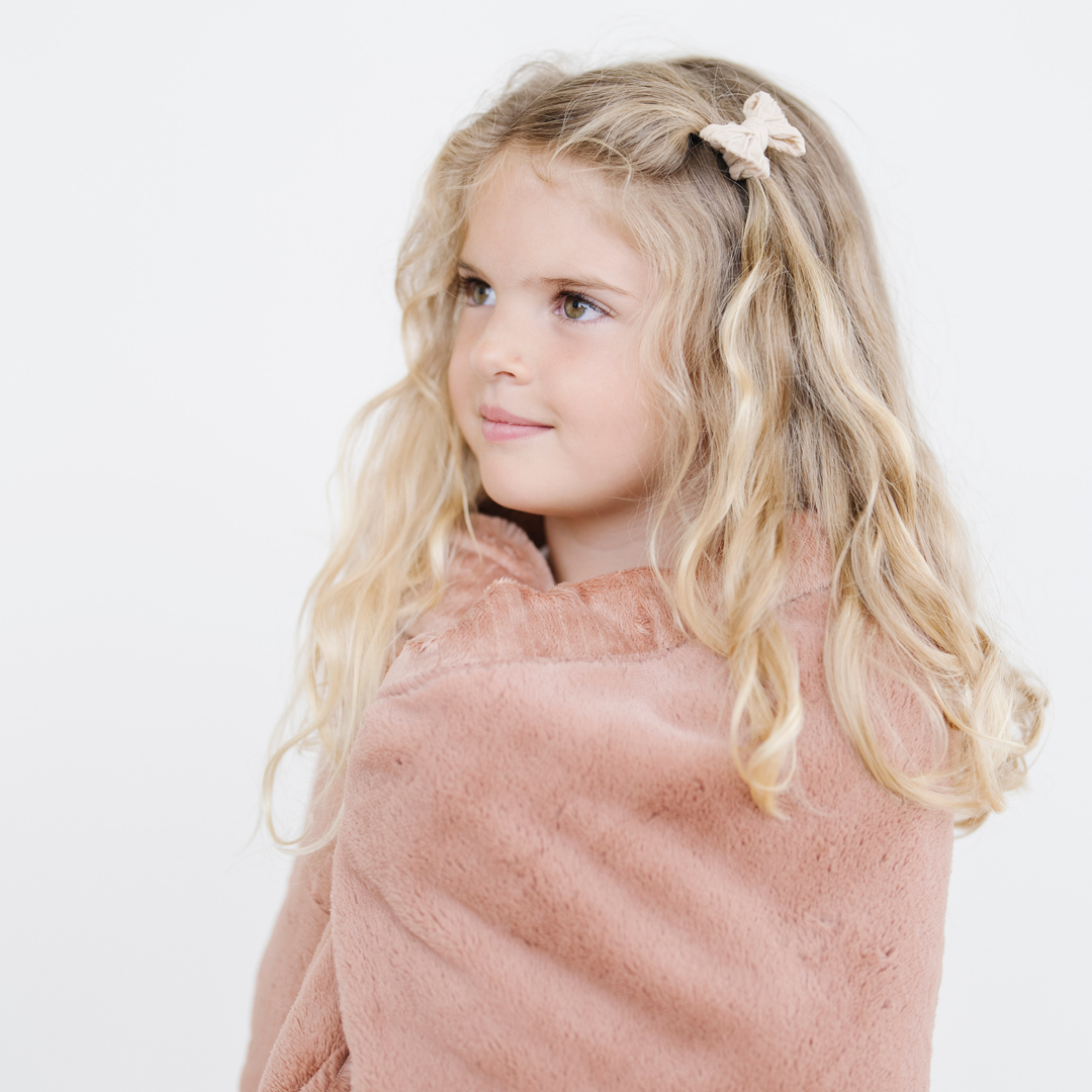 The Saranoni Lush Toddler Blanket in Rosy is a baby blanket choice that is both luxurious and practical.