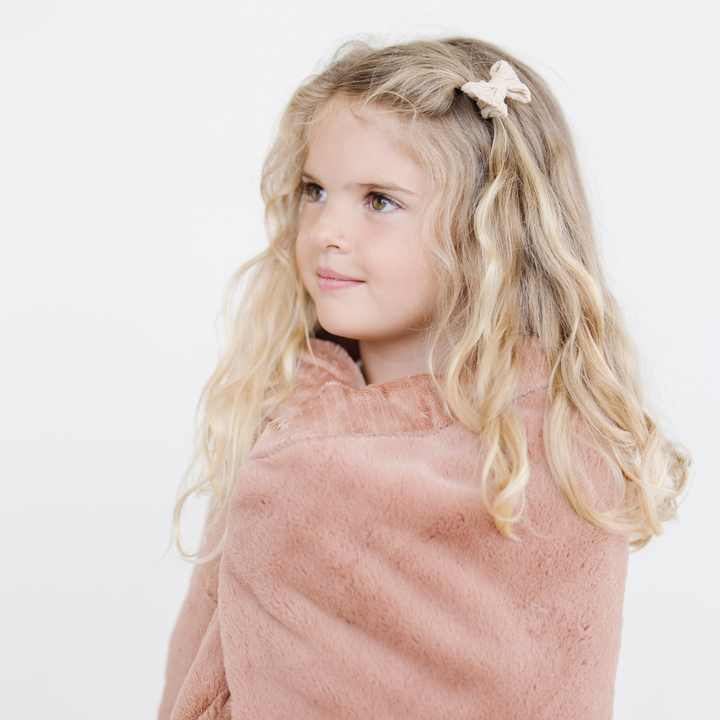 The Saranoni Lush Toddler Blanket in Rosy is a baby blanket choice that is both luxurious and practical.