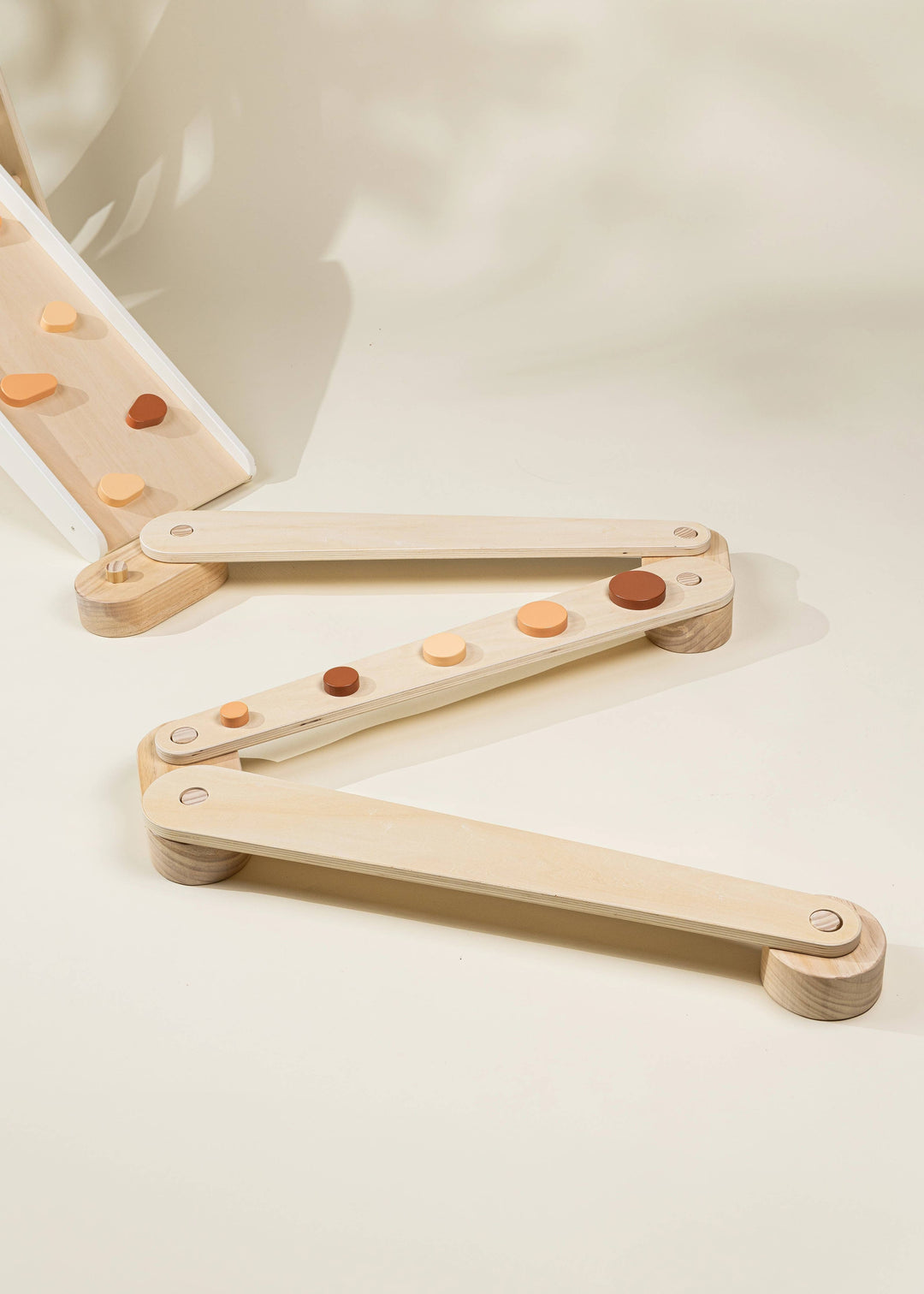 Promote coordination thanks to the Coco Village Wooden Balance Beams Set in Natural, a great choice for developmental toy.