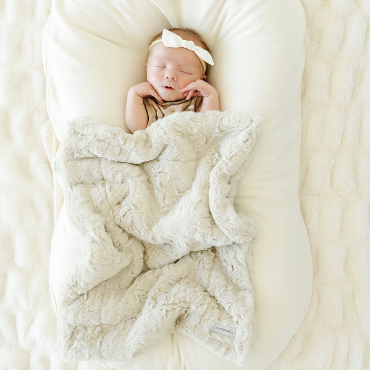 Saranoni Dream Mini Blanket in Oat wraps your baby in warmth and softness, a perfect everyday baby blanket.