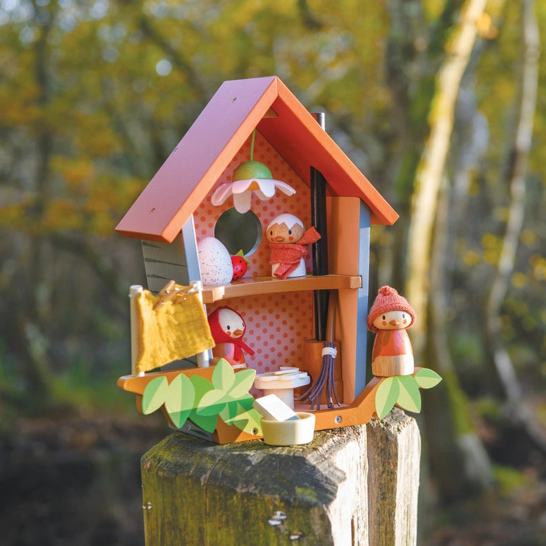Here the Tenderleaf RobinÕs Nest Box highlights gentle colors and tactile design, ideal kid toys for toddlers.