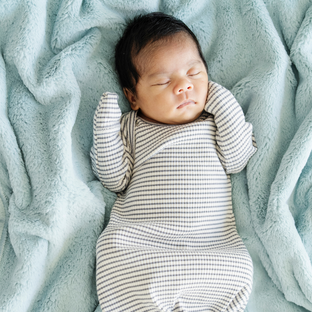 The Dew Saranoni Lush Receiving Blanket keeps babies comfortable, perfect as a newborn receiving blanket.