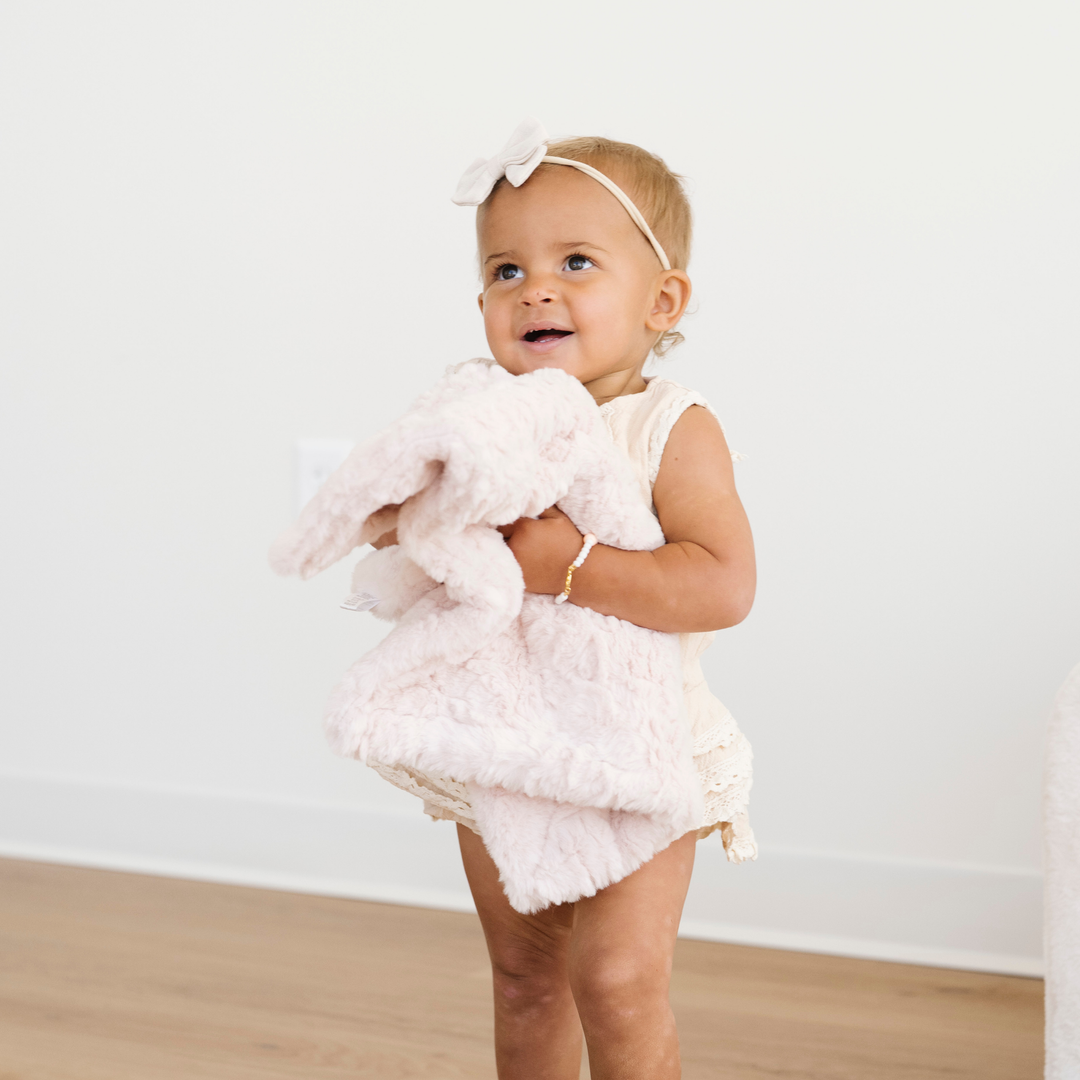 The Saranoni Dream Mini Blanket in Blush keeps your baby wrapped in gentle warmth, one of the best baby blankets around.