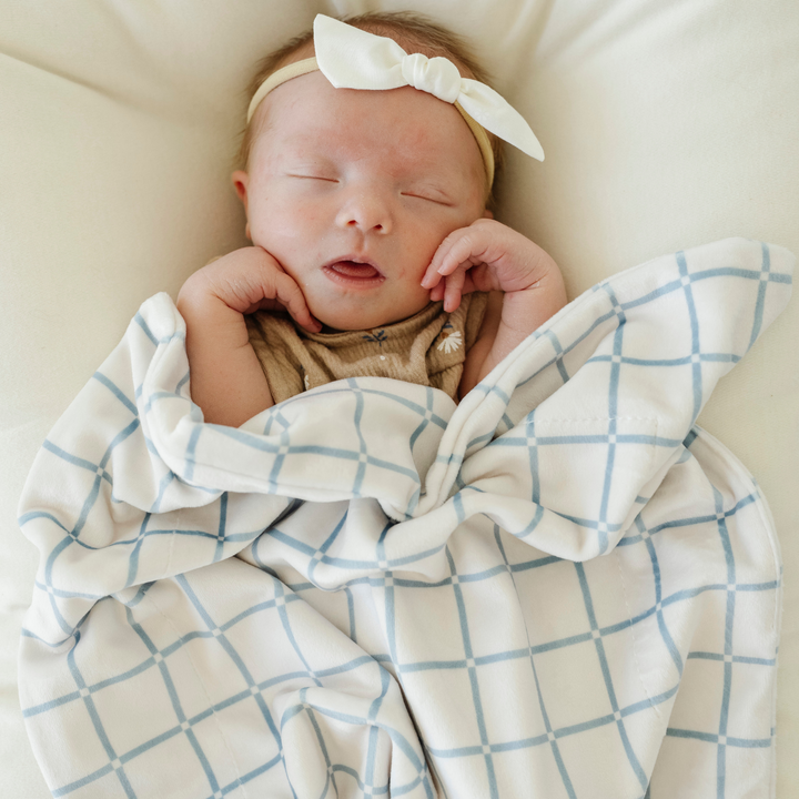 Cozy and practical, the Saranoni Minky Stretch Receiving Blanket in Grid is perfect for infant receiving blankets.