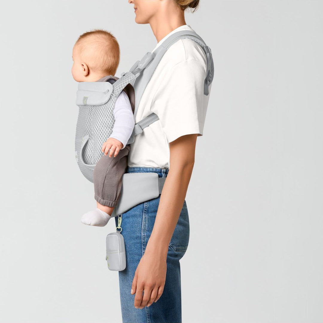 Cybex Laya Carrier Fog Grey buckle close-up – secure chest clip and easy-adjust waist fastening detail