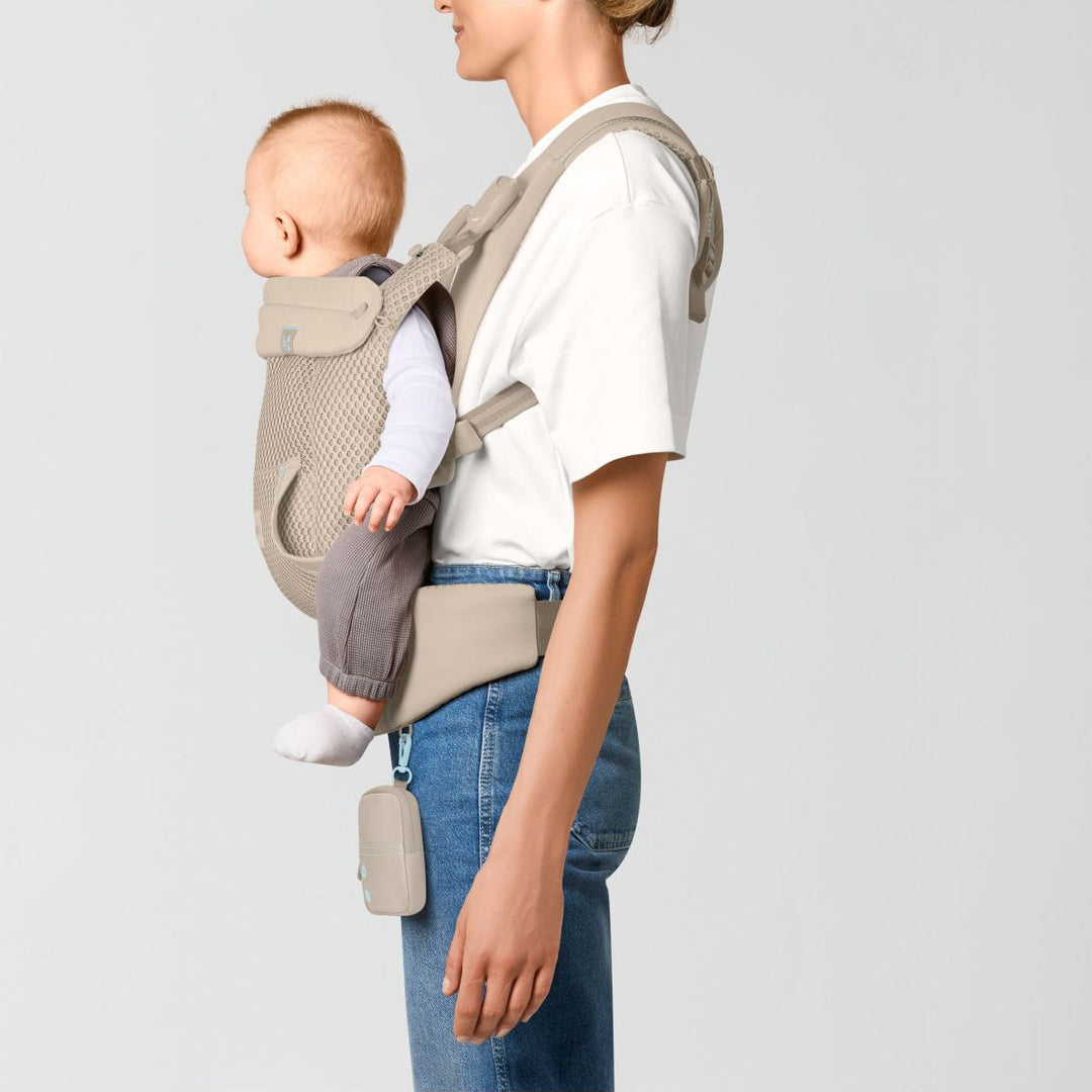 Cybex Laya Carrier Almond Beige buckle close-up – secure chest clip and easy-adjust waist fastening detail