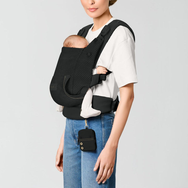 Cybex Laya Carrier Magic Black angled view – showing lumbar support waistbelt and breathable fabric