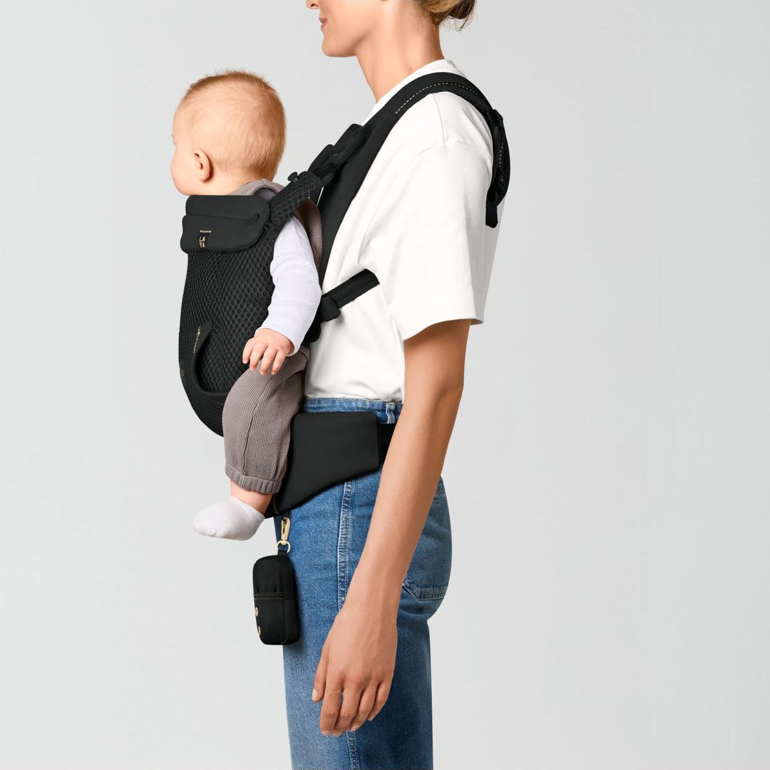 Cybex Laya Carrier Magic Black buckle close-up – secure chest clip and easy-adjust waist fastening detail