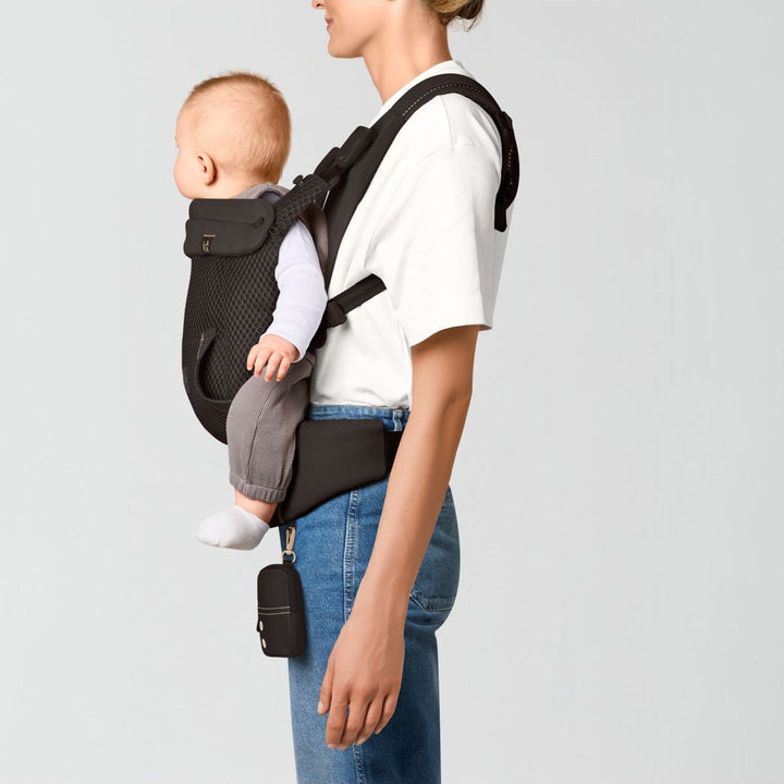 Cybex Laya Carrier Chocolate Brown buckle close-up – secure chest clip and easy-adjust waist fastening detail