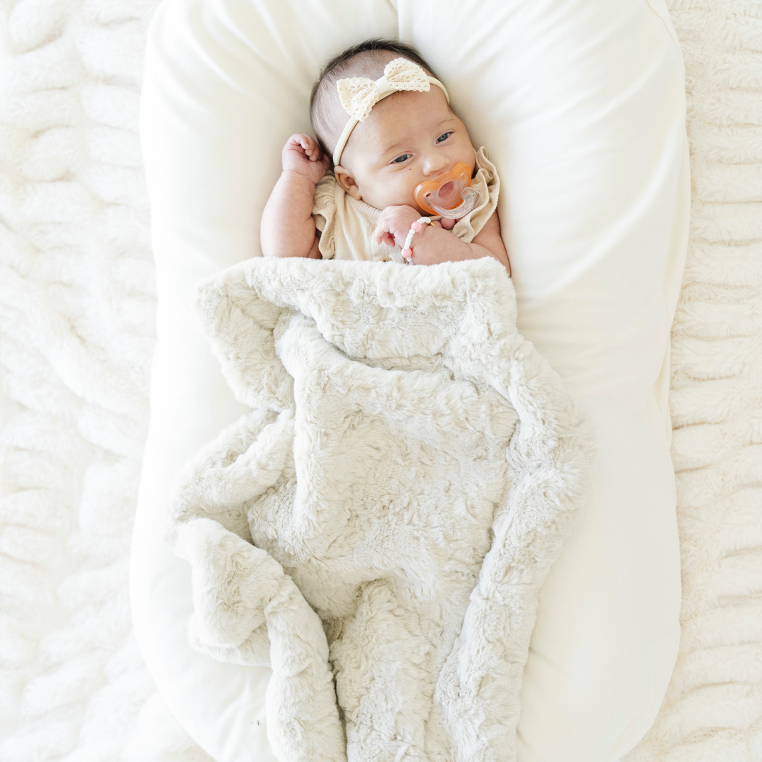 With a dreamy feel, the Saranoni Dream Mini Blanket in Oat brings calm and coziness to baby girl blankets.