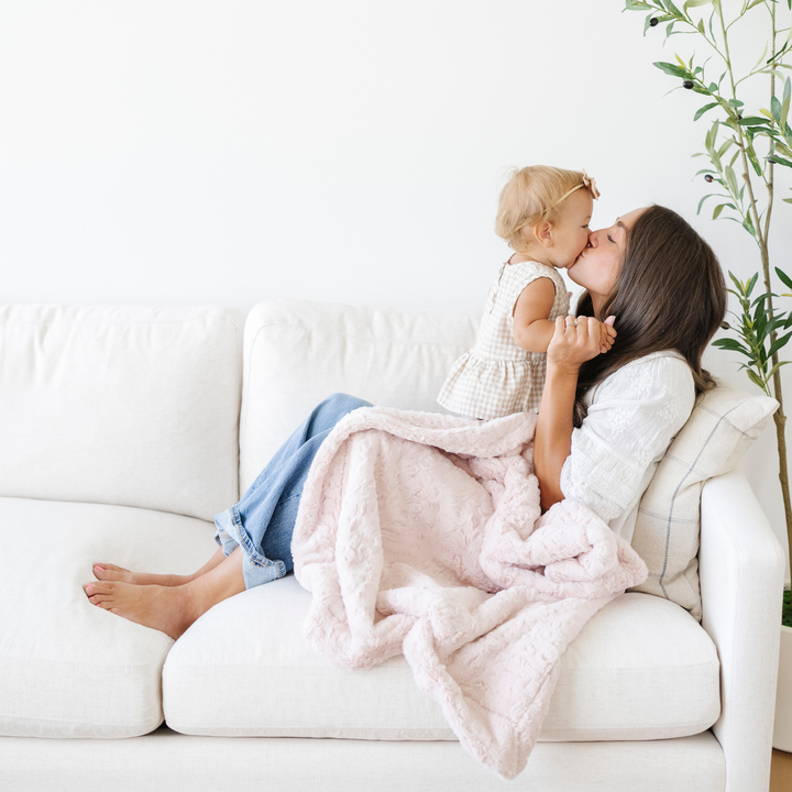 Made with care, the Saranoni Dream Receiving Blanket in Blush brings gentle luxury to modern baby receiving blankets.