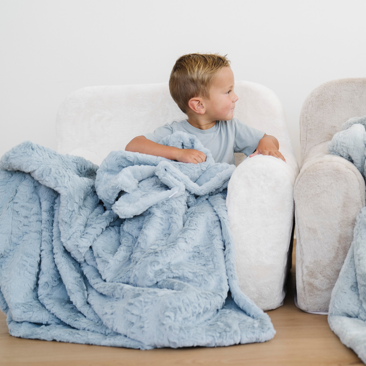 Made for snuggles, the Saranoni Dream Toddler Blanket in Heather Blue blends premium softness with timeless comfort.