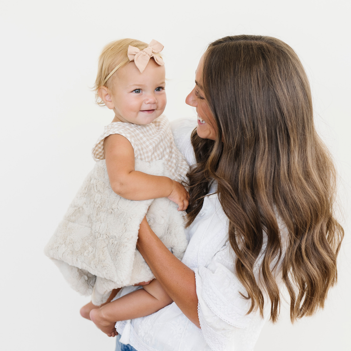 Plush and inviting, the Saranoni Dream Mini Blanket in Oat offers luxury comfort as a soft baby blanket.