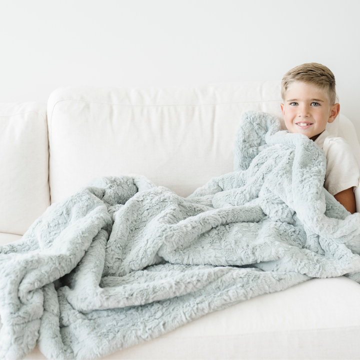 Saranoni Dream Toddler Blanket in Sweet Mint feels velvety and inviting, one of the best toddler blankets for daily use.