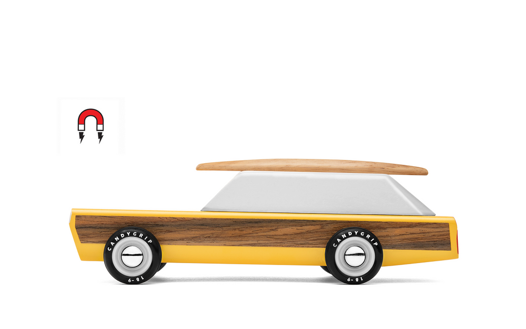 Plantoys Woodie appears in a clean studio side profile, crafted as a timeless wooden toy car.