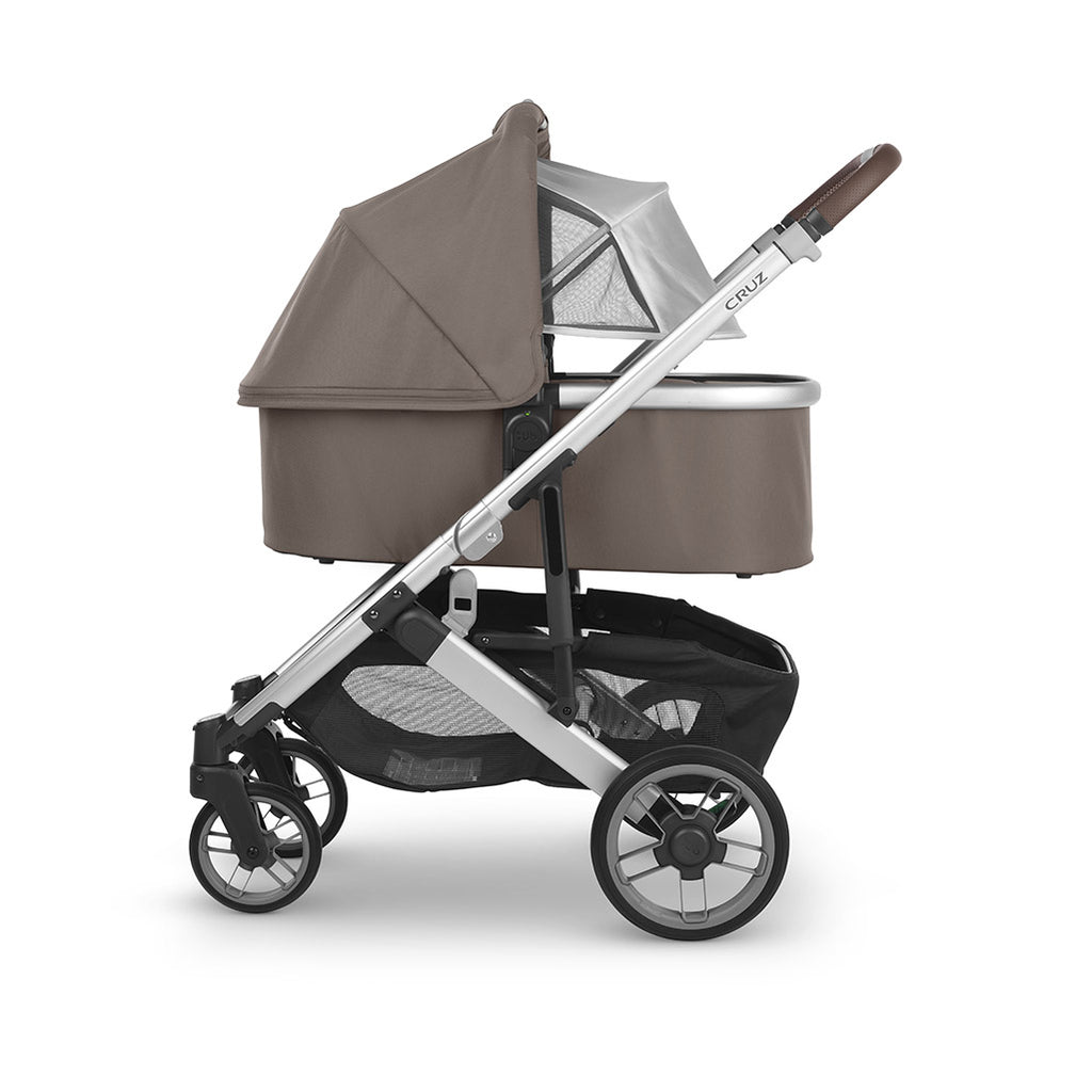 Side view of the uppababy bassinet on the cruz in color theo