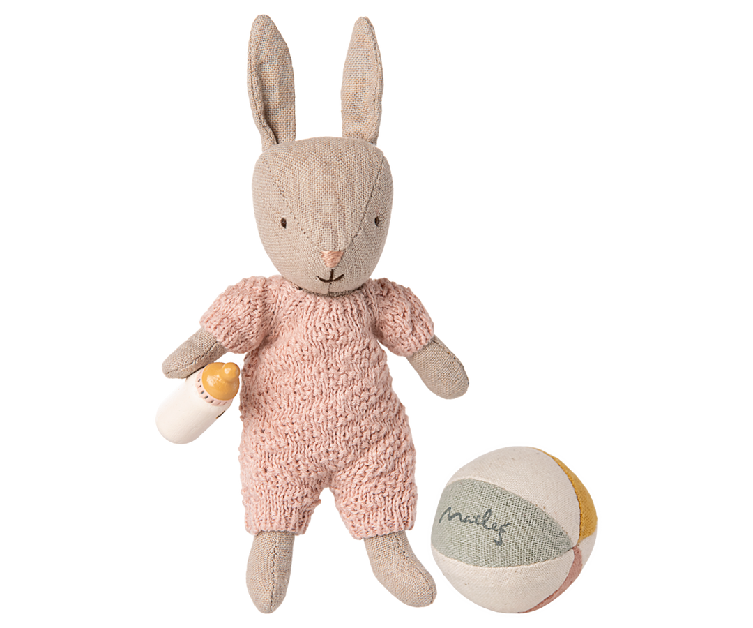 A Sand/Rose Maileg Bunny Set Micro appears ready for play and pairs beautifully with classic Maileg dolls.