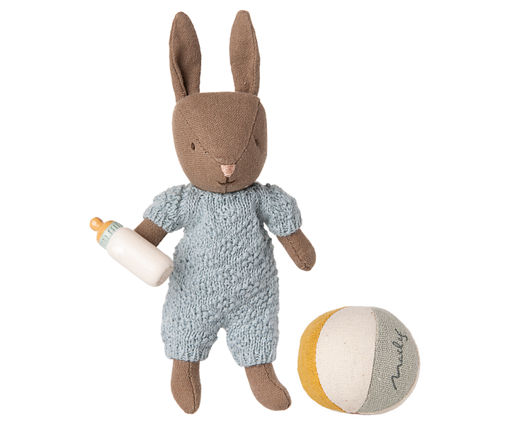 This Maileg Bunny Set Micro in brown/blue brings sweet charm to any scene and fits perfectly with stuffed dolls.