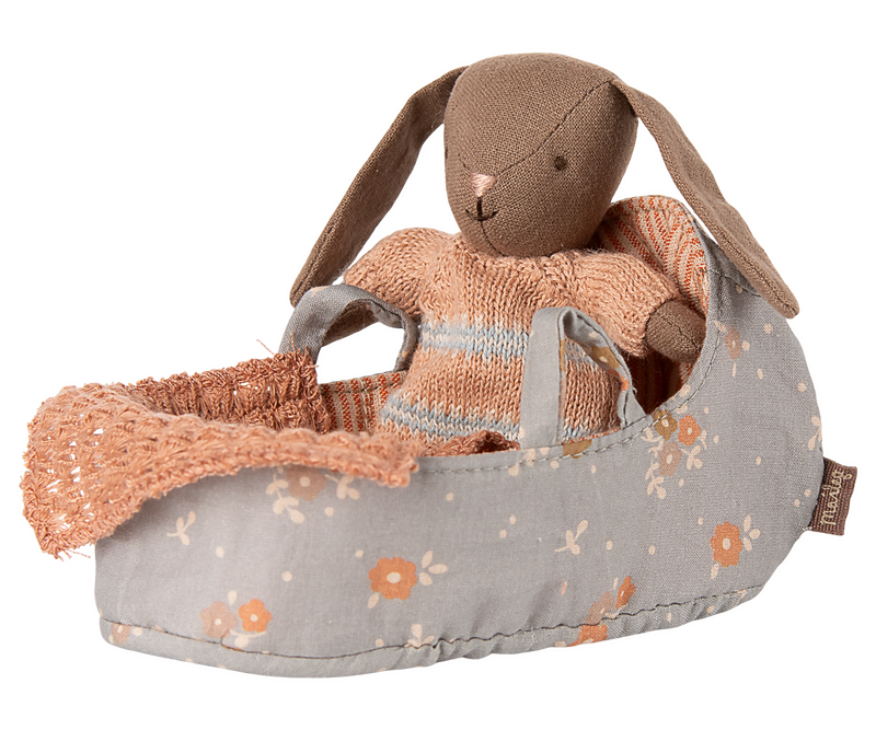 A sweet touch of play, the Maileg Micro Carry Cot pairs effortlessly with any tiny doll setup.