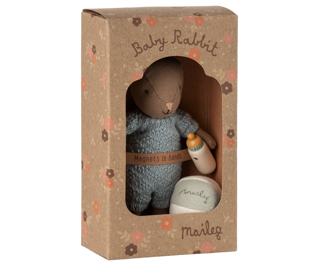In Brown/Blue, this Maileg Bunny Set Micro offers timeless Scandinavian style for Maileg mini doll house setups.