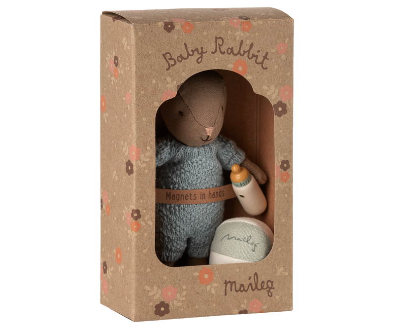 In Brown/Blue, this Maileg Bunny Set Micro offers timeless Scandinavian style for Maileg mini doll house setups.